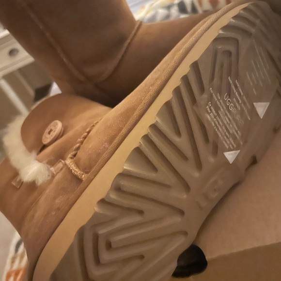 UGG Kids Bailey Button II Boot Size 3 New in Box - Picture 2 of 3